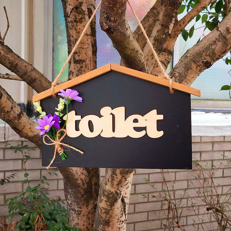 Dekorative Toilettafel mit Blumenakzenten