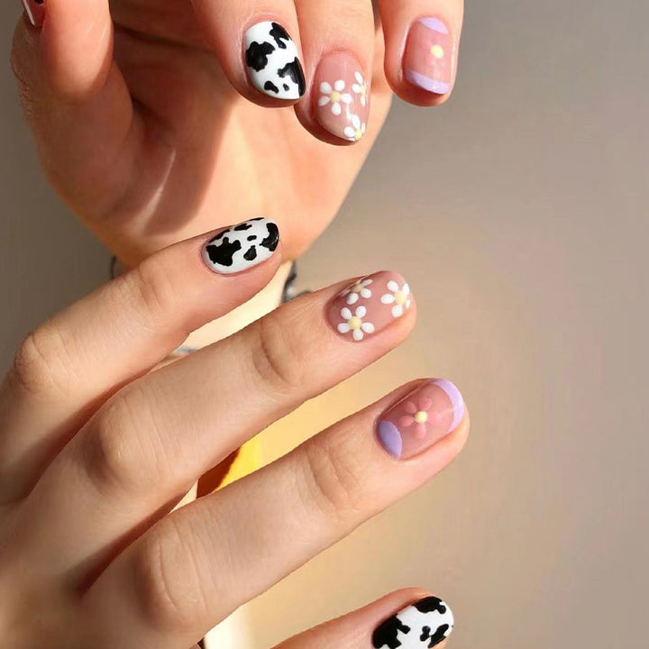 Kreative Nagelkunst mit Blumen- und Tiermotiven Karnz