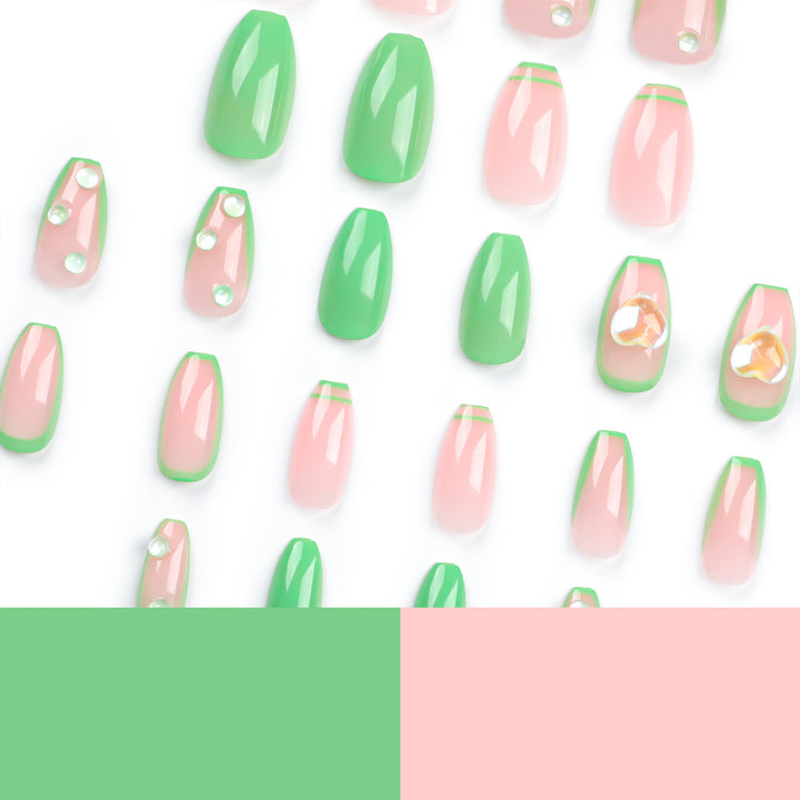 Kreative Nagelkunst mit Glitzer- und Herzverzierungen Karnz