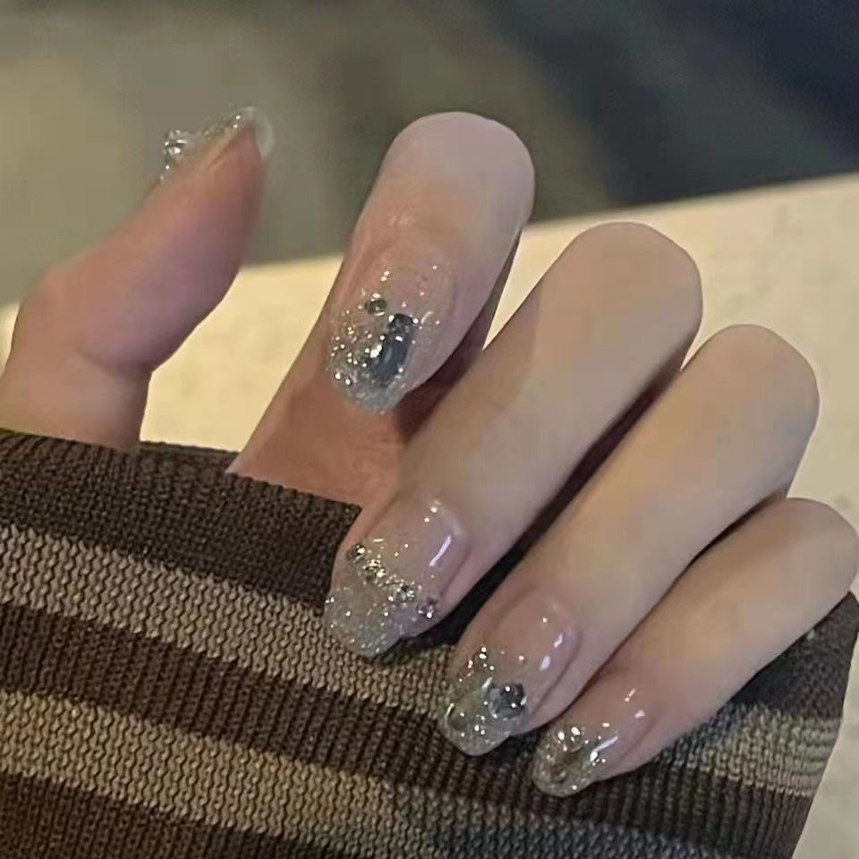 Rhinestone-dekorierte Press-On Nagelkunst