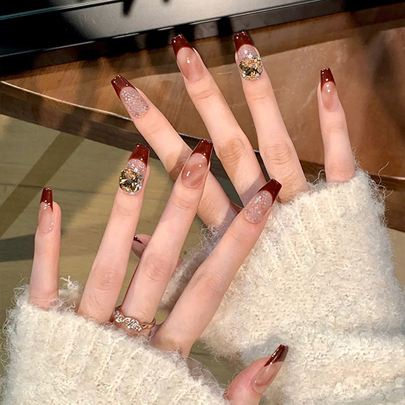 Kreatives Kunstnagelset mit Glitzer- und eleganten Muster Akzenten Karnz