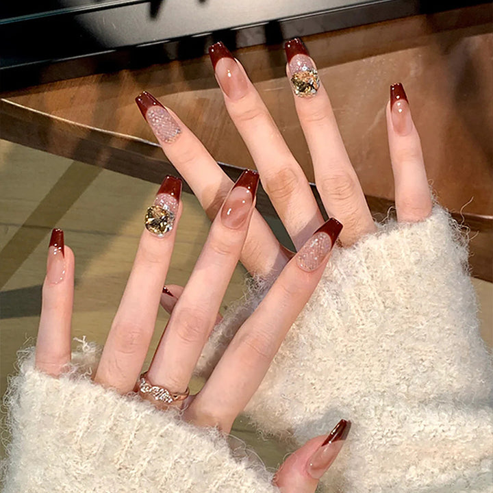 Kreatives Kunstnagelset mit Glitzer- und eleganten Muster Akzenten Karnz