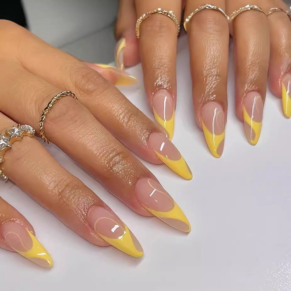 Kunstnagelset mit eleganter französischer Spitze Karnz