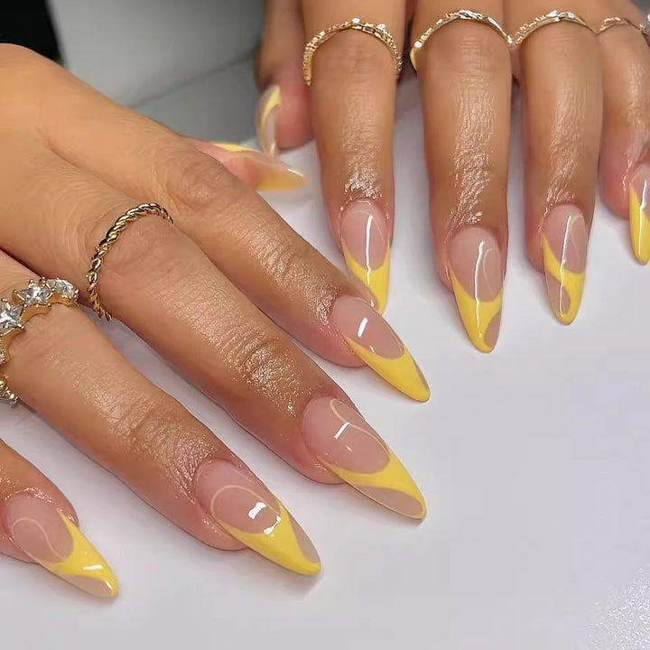 Kunstnagelset mit eleganter französischer Spitze Karnz