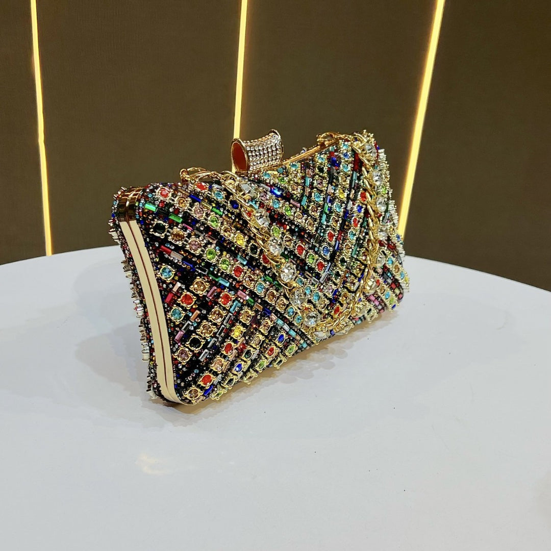 Elegante mit Schmucksteinen verzierte Abendhandtasche
