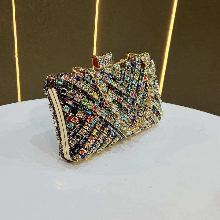 Elegante mit Schmucksteinen verzierte Abendhandtasche
