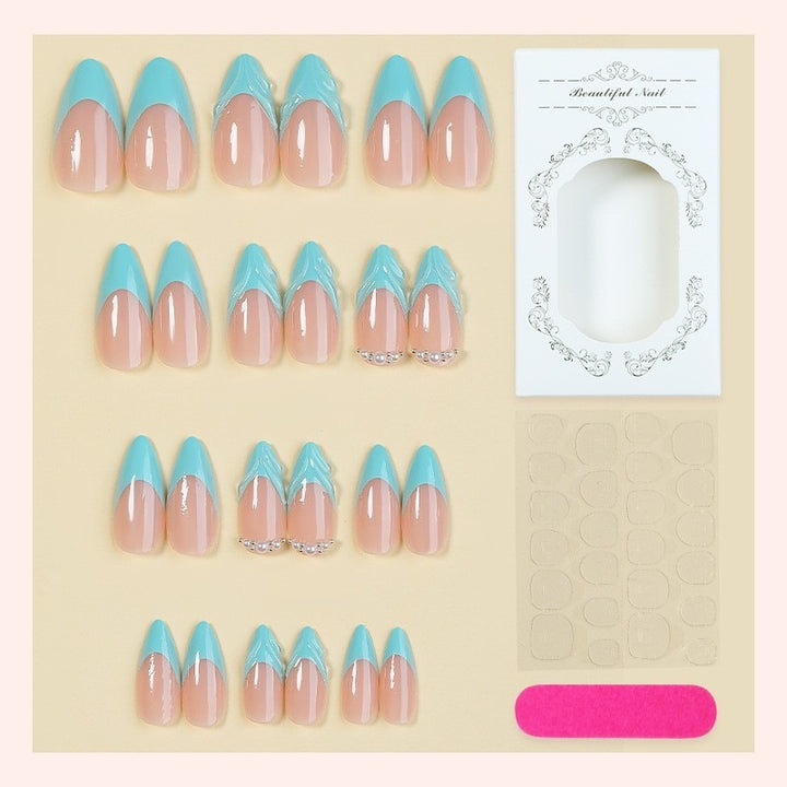 Kunstnagelset mit eleganten French-Spitzen Karnz