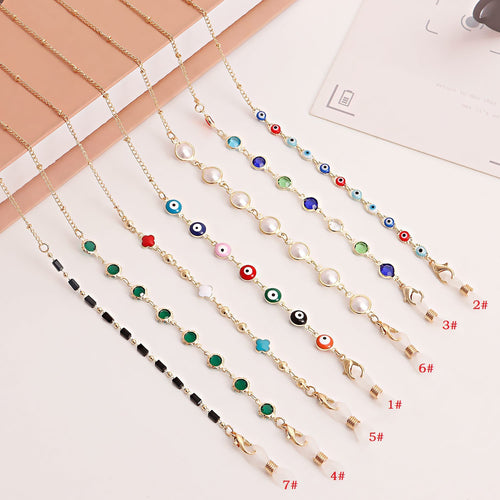 Stilvolle Sonnenbrille mit dekorativer Kette Karnz