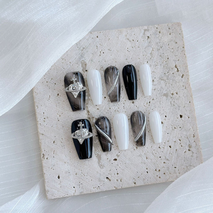 Künstlerisches Press-On Nagelkunstset mit Herz- und himmlischen Designs
