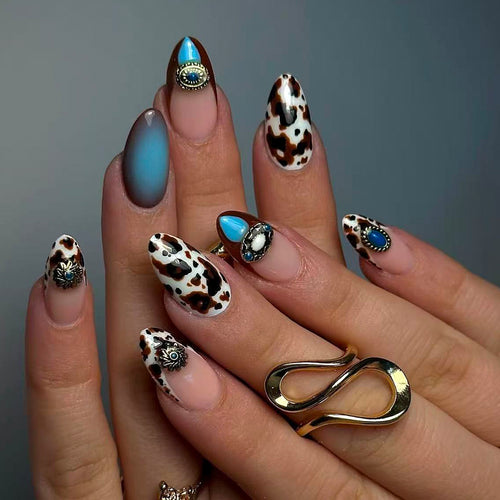 Kunstvolle Stiletto Fingernägel mit Einzigartigen Akzenten Karnz
