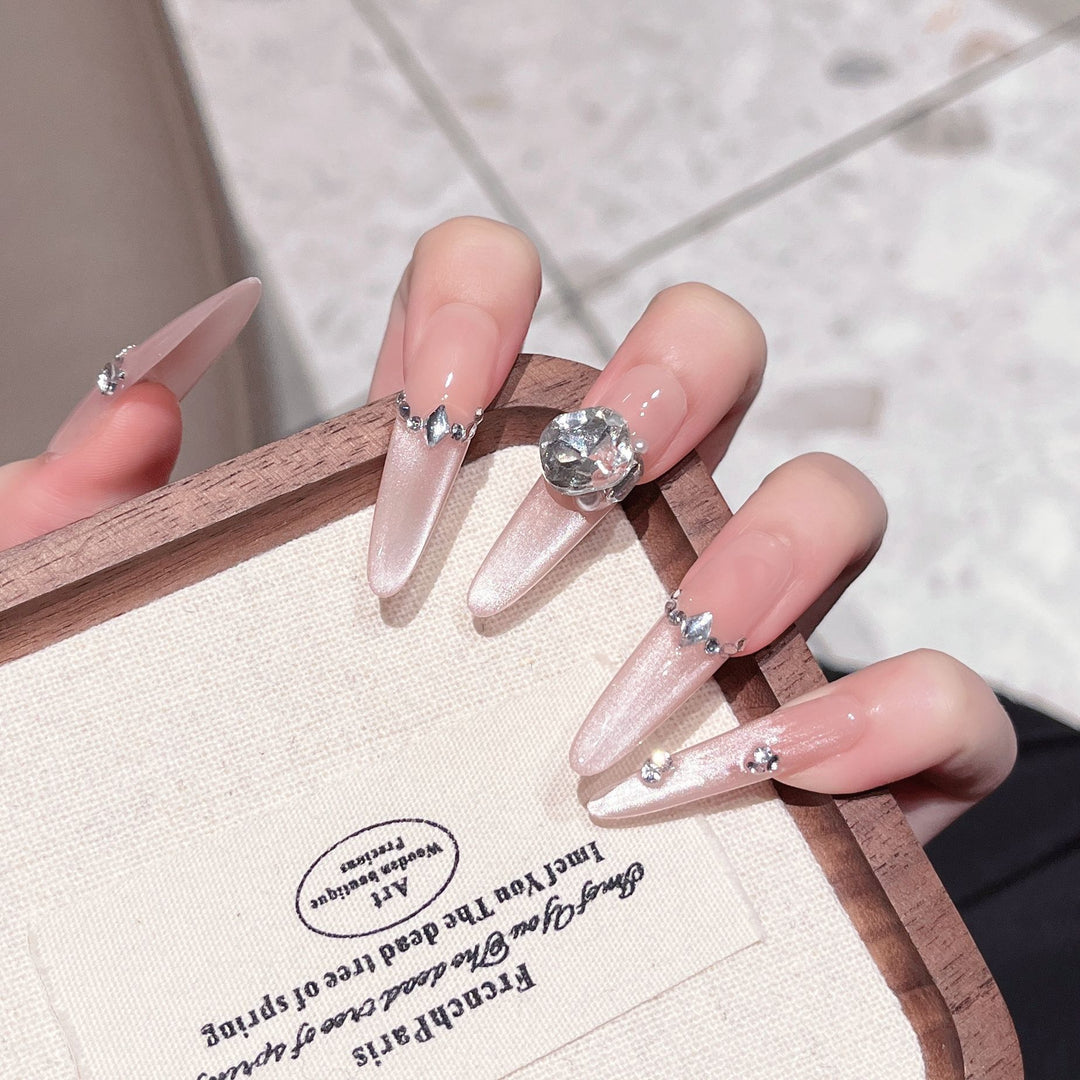 Luxuriöse glitzernde Stiletto-Nagelverlängerungen Karnz