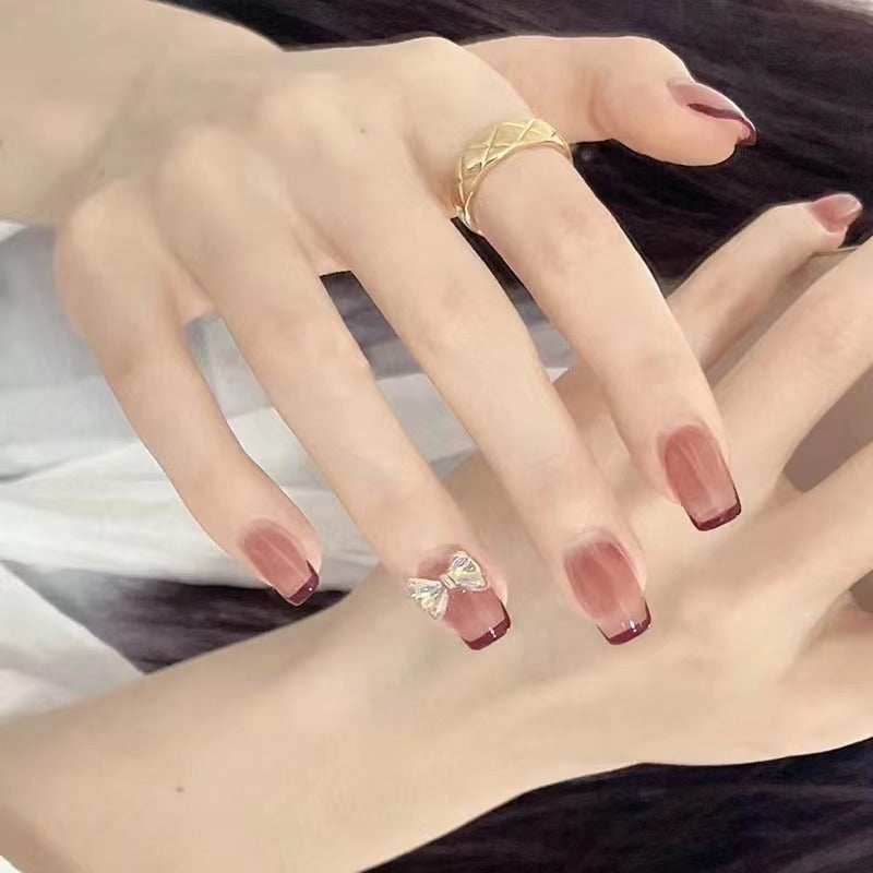 Elegante Nagelkunst mit Glitzerakzenten Karnz