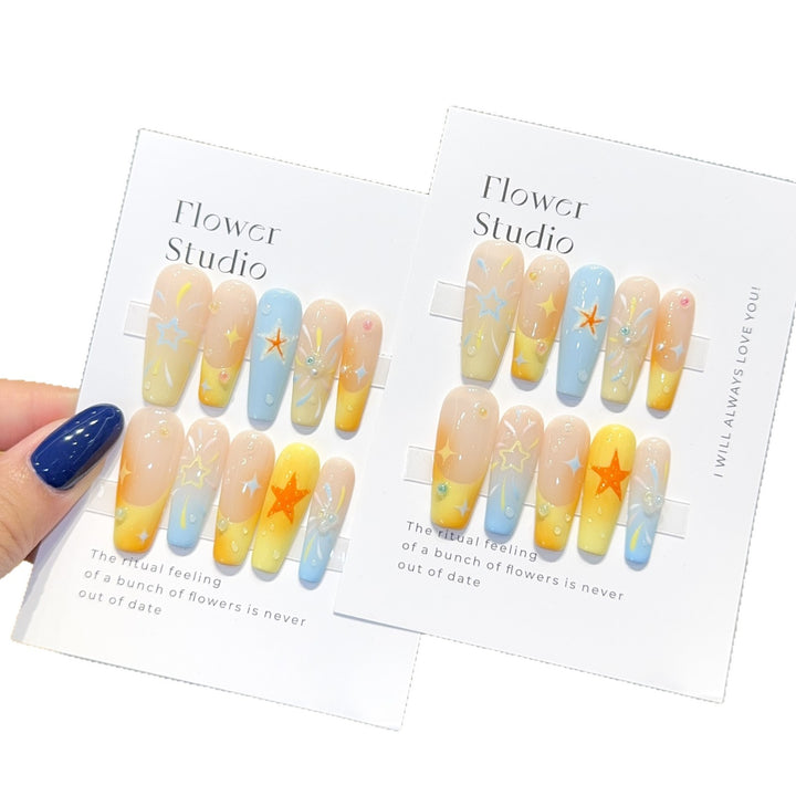 Kunstnägel Set mit Bunten Sternen und Floralem Design Karnz