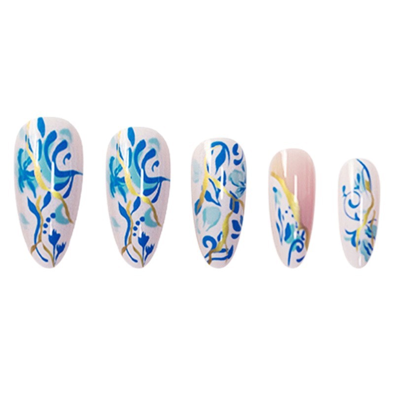 Künstlerisches florales Press-On-Nageldesign mit goldenen Akzenten Karnz