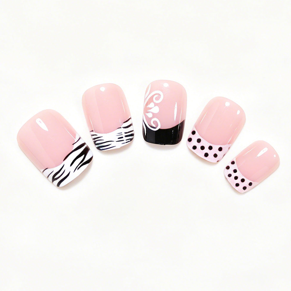 Künstlerische French Tip Nagelkunst Karnz