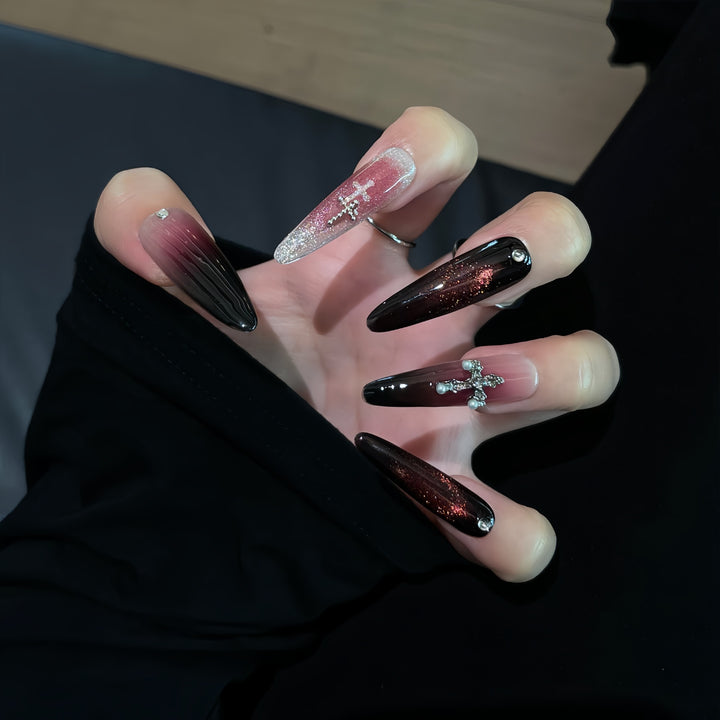 Glamouröse Kunstnägel mit Schimmerndem Farbverlauf und Kreuzdesign Karnz