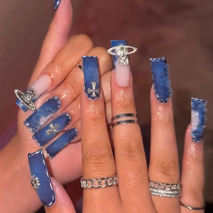 Kunstvolle Druck-Nägel mit eleganter Glitzerverzierung Karnz