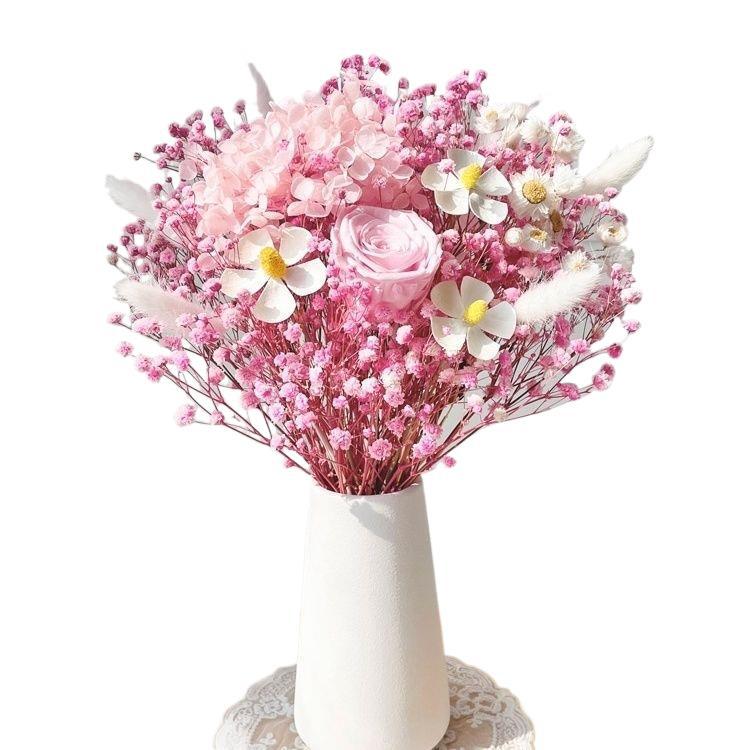 Trockenblumenarrangement in eleganter Vase