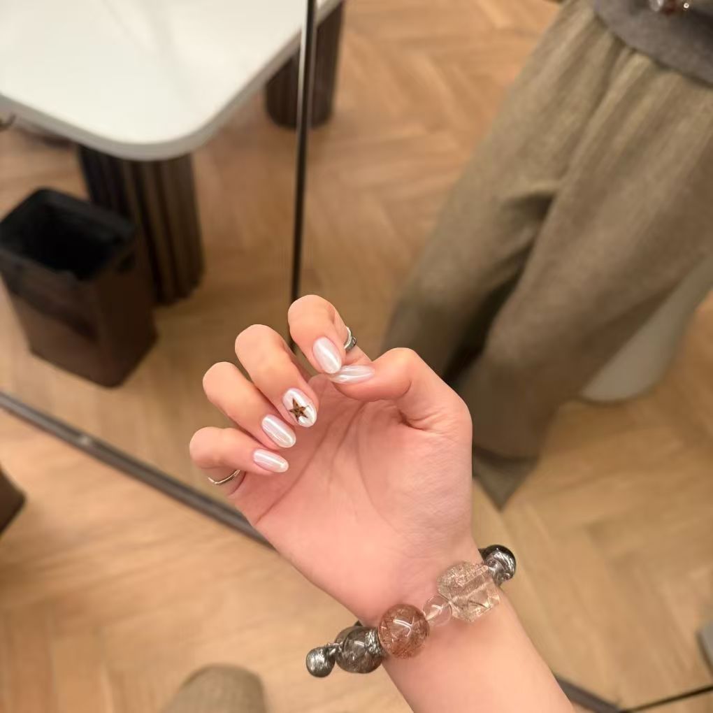 Elegante Nagelkunstverlängerungen mit Sternakzenten