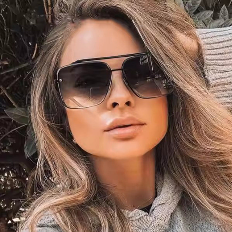 Damen quadratische Sonnenbrille mit schützenden Gläsern und modernem Metallrahmen Karnz