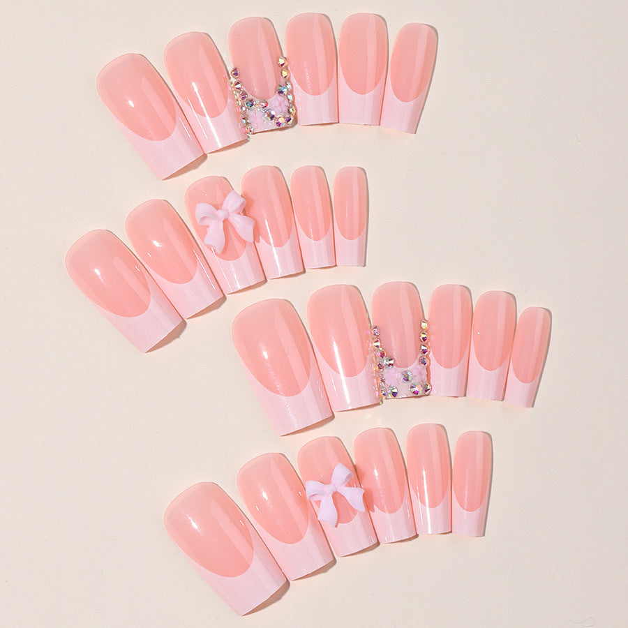 Kunstnagelset mit glamourösen 3D-Schleifen und Kristallverzierungen Karnz