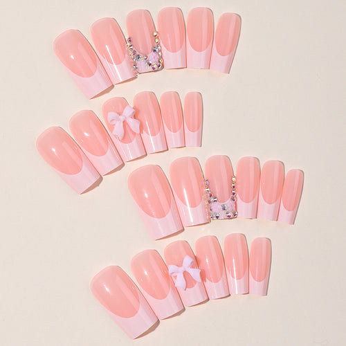 Kunstnagelset mit glamourösen 3D-Schleifen und Kristallverzierungen Karnz