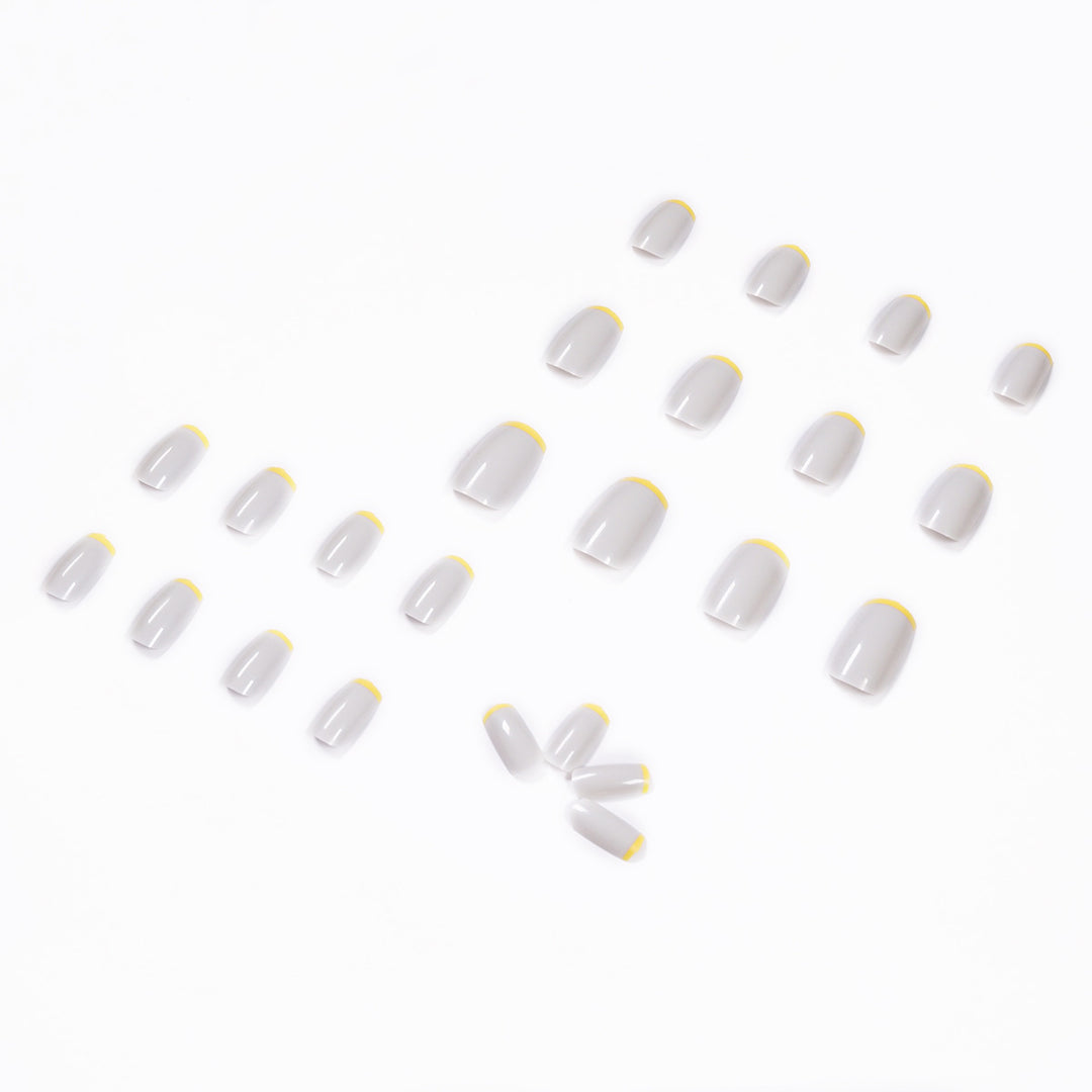 Kunstvolle Nagelverlängerungen mit modernem French-Tip Design Karnz