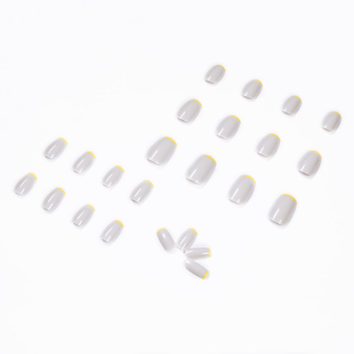 Kunstvolle Nagelverlängerungen mit modernem French-Tip Design Karnz