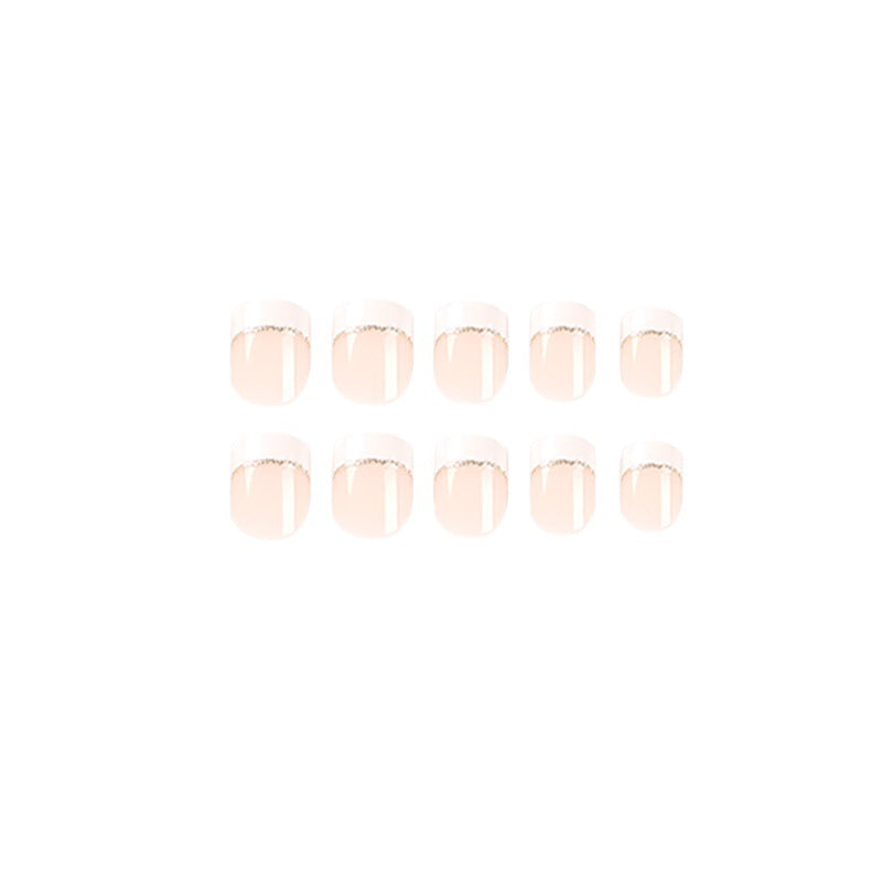 Kunstvolle Nagelverlängerungen mit elegantem French-Tip und Goldakzenten Karnz