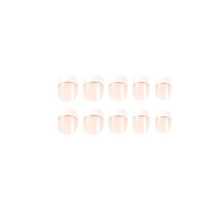 Kunstvolle Nagelverlängerungen mit elegantem French-Tip und Goldakzenten Karnz