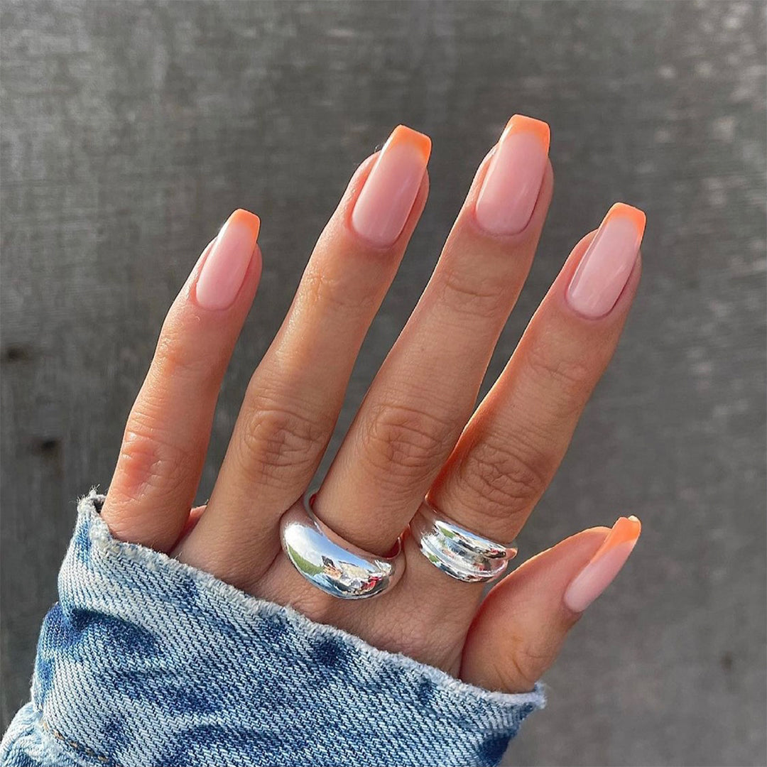 Kunstvolle Nagelverlängerungen mit elegantem Blattmuster Karnz