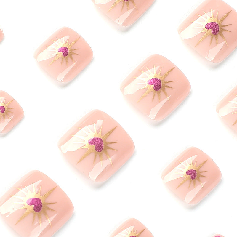 Kunstvolle Fußnagelkunst mit Herz- und Blumendesign Karnz