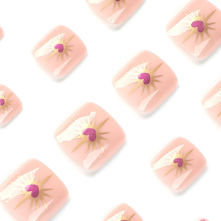 Kunstvolle Fußnagelkunst mit Herz- und Blumendesign Karnz