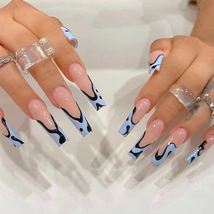 Kunstvolle Nagelverlängerungen mit abstraktem Wellenmuster Karnz
