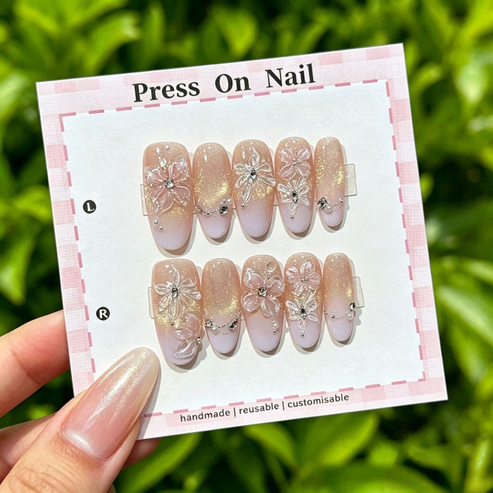 Künstlerisches Press-On Nagelset mit floralen und gemusterten Designs
