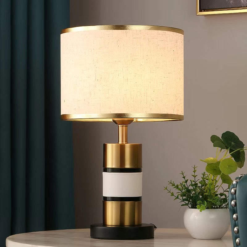 Moderne Tischlampe mit geometrischem Design