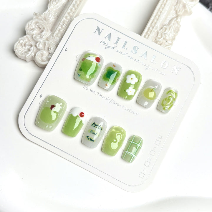 Künstlerisches Press-On Nageldesign Set mit Apfel- und Blumenmotiv