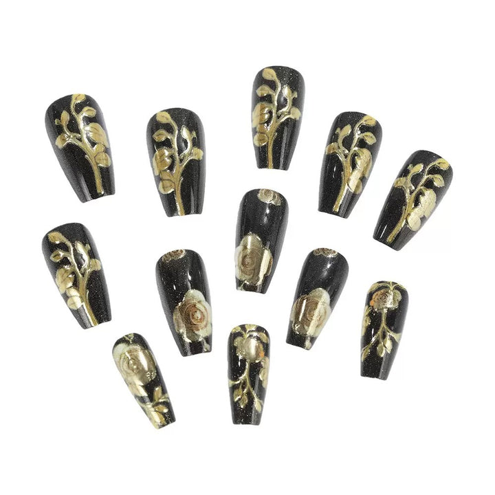Kunstnagelset mit eleganten goldenen Rosenverzierungen Karnz
