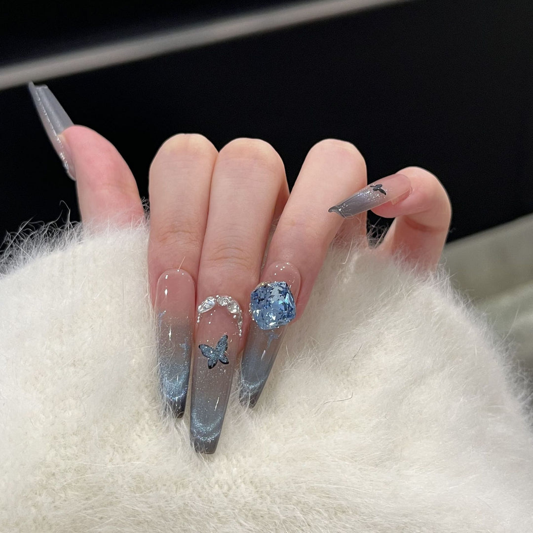 Künstlerisches Ombre Press-On Nagelkunstset mit Schmetterlings- und Edelsteinakzenten Karnz