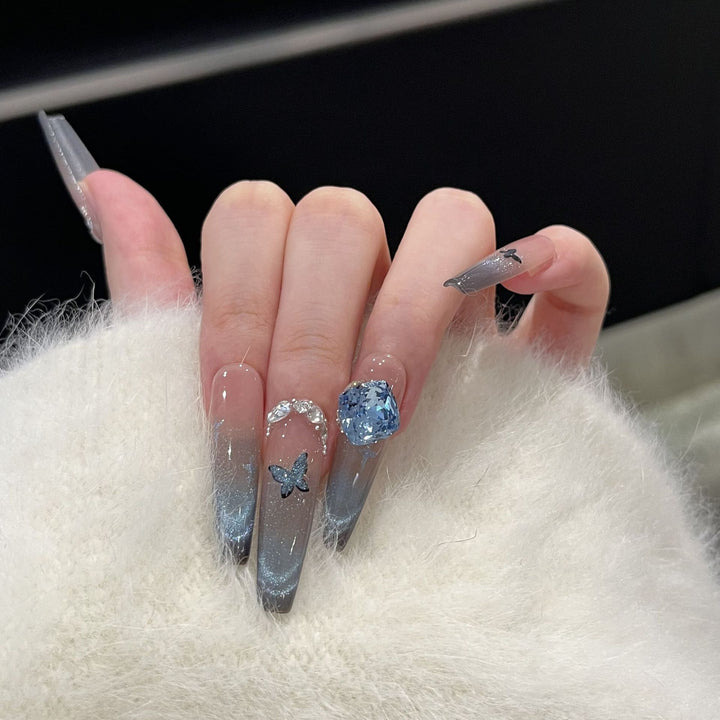 Künstlerisches Ombre Press-On Nagelkunstset mit Schmetterlings- und Edelsteinakzenten Karnz