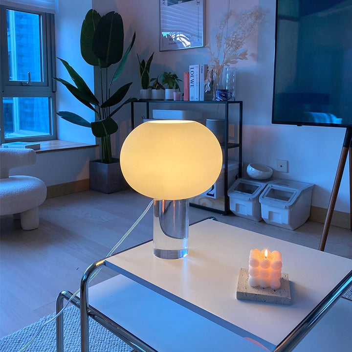 Moderne Tischlampe mit elegantem Globusschirm