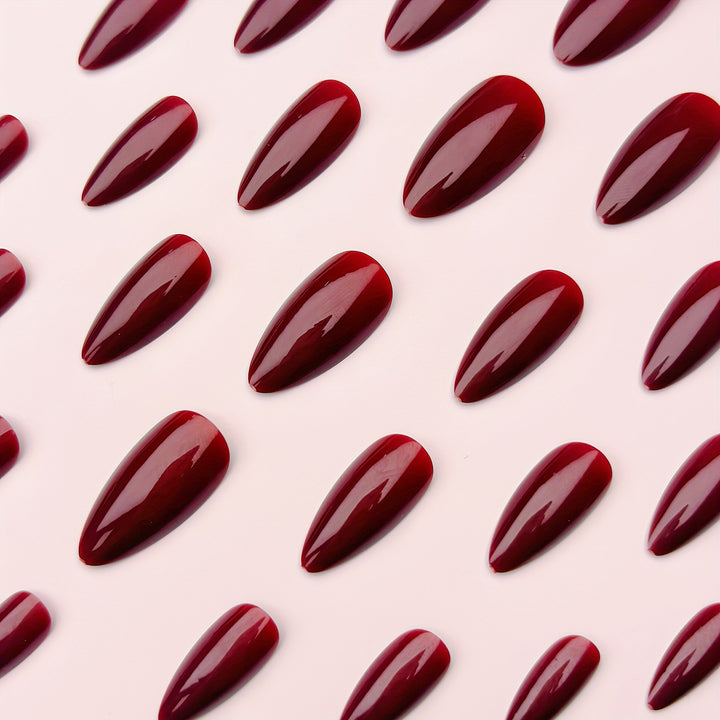 Kunstnägel mit Glänzendem Stiletto-Design Karnz