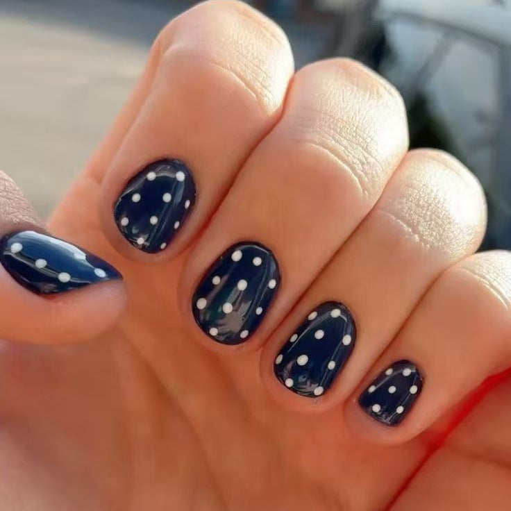 Kunstnagelset mit stilvollen Punkten Karnz