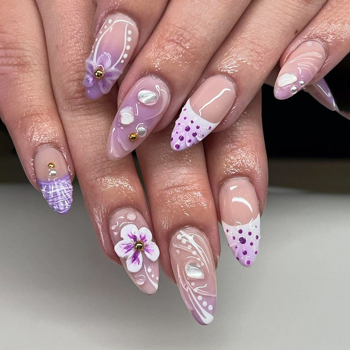 Kunstvolle Nagelspitzen im modernen floralen Design Karnz