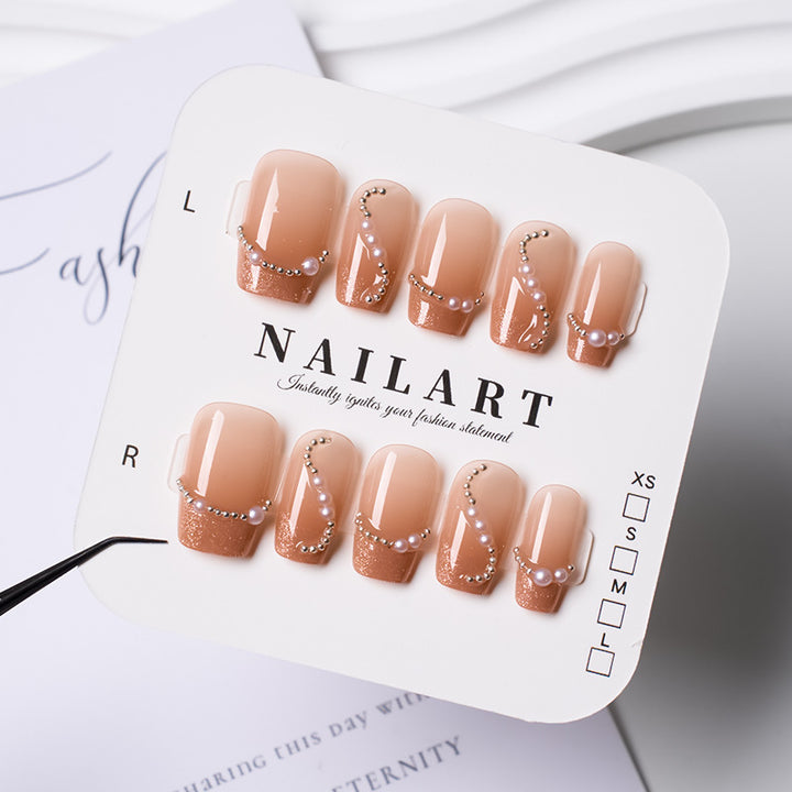 Kreatives Nagelkunstset mit Eleganten Applikationen Karnz