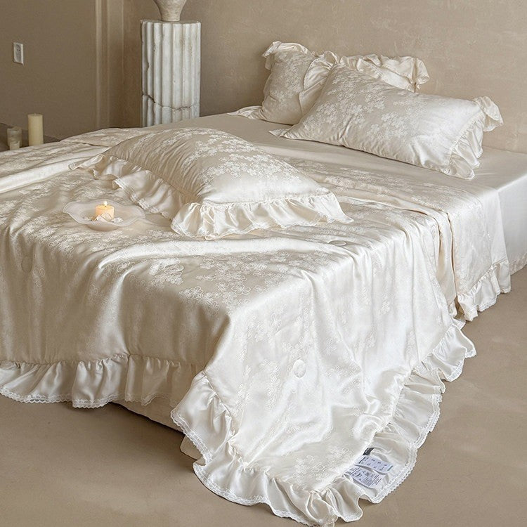 Luxuriöse Satin-Bettwäsche-Garnitur mit floraler Jacquardstruktur, Volant und seidigem Finish