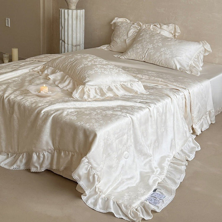 Luxuriöse Satin-Bettwäsche-Garnitur mit floraler Jacquardstruktur, Volant und seidigem Finish