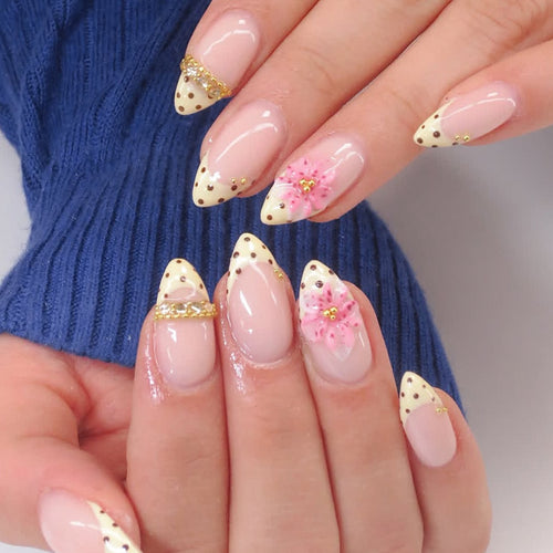 Florale Akzent-Gel-Nagelkunst Karnz