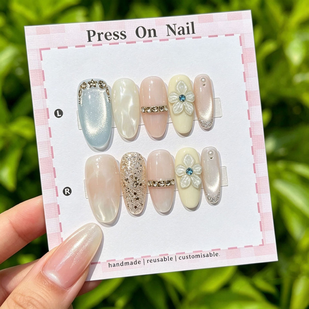 Handgemachter Press-On Nagelset mit Blumen- und Glitzerverzierungen