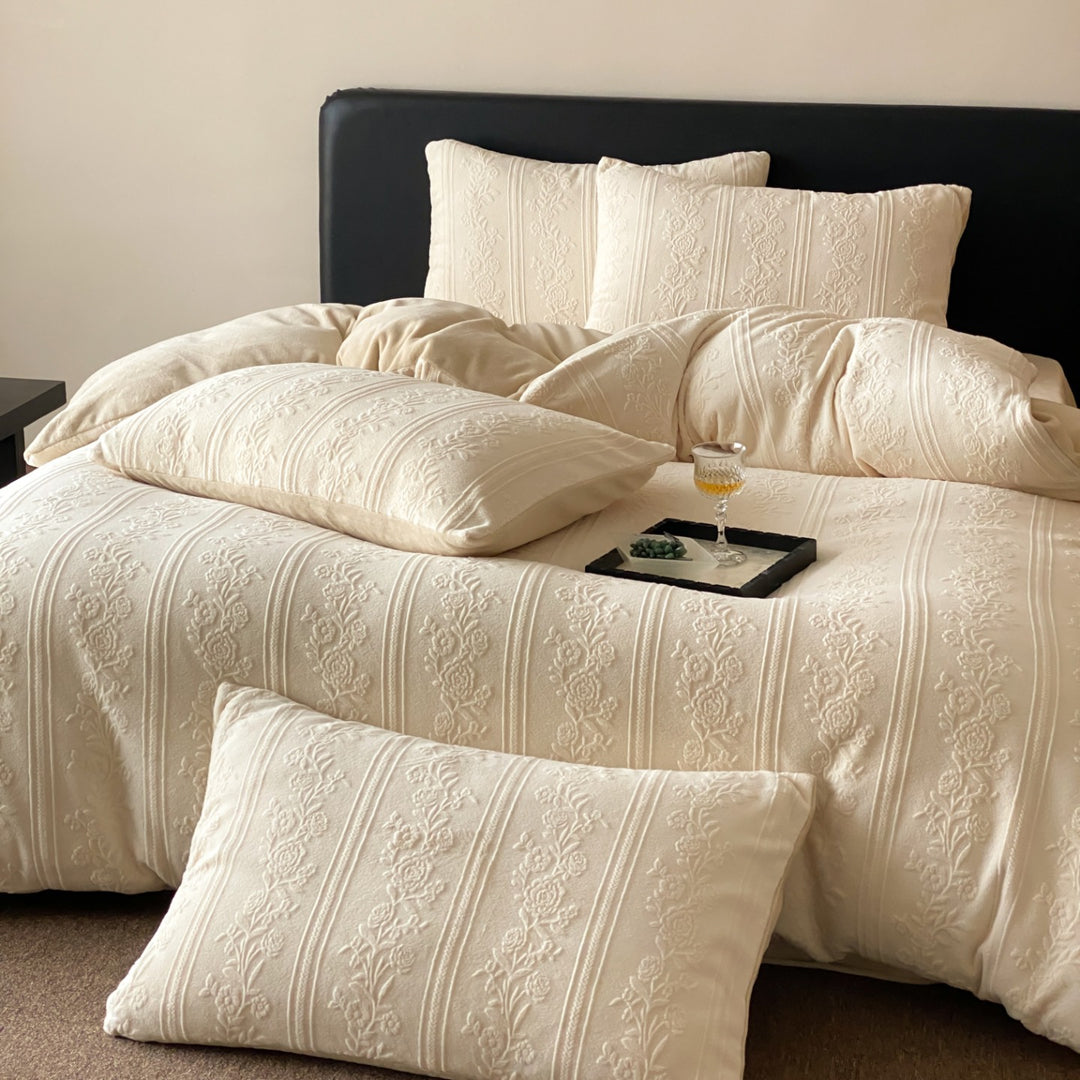 Luxuriöse Bettbezug-Garnitur im Jacquard‑Relief mit feiner Blumensteppung